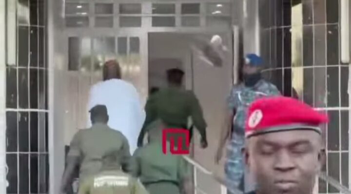 Farba Ngom au PJF : arrivé en ambulance, le site barricadé sous haute sécurité