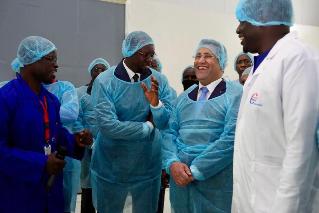 Ousmane Sonko visite une usine de production de consommables de dialyse à Pout