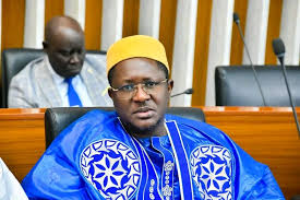 Tension à l’Assemblée : Cheikh Bara Ndiaye regagne son domicile et fait face à une convocation judiciaire
