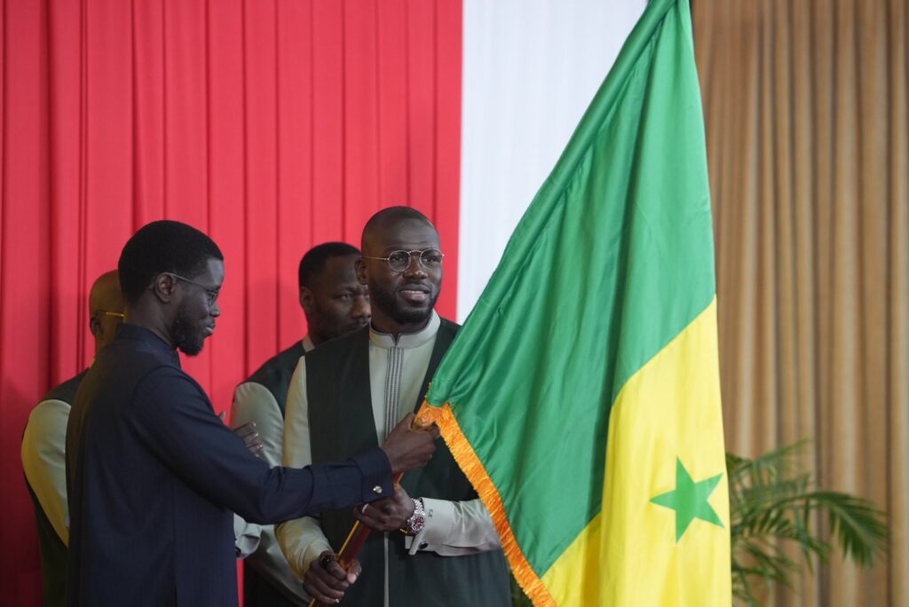 Diomaye Faye transmet le drapeau aux “Lions” : « c’est une partie de l’âme sénégalaise que je dépose entre vos mains »
