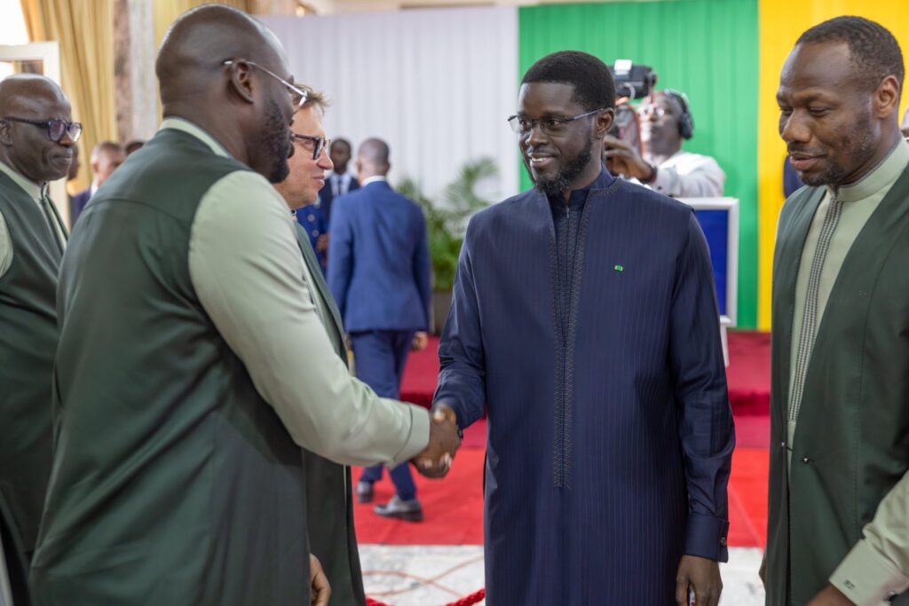 Appel téléphonique entre Bassirou Diomaye Faye et Pape Thiaw : les “Lions” voyageront finalement avec le sélectionneur