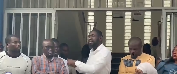 Sénégal : les travailleurs de la SN-HLM arborent des brassages rouges pour dénoncer des licenciements